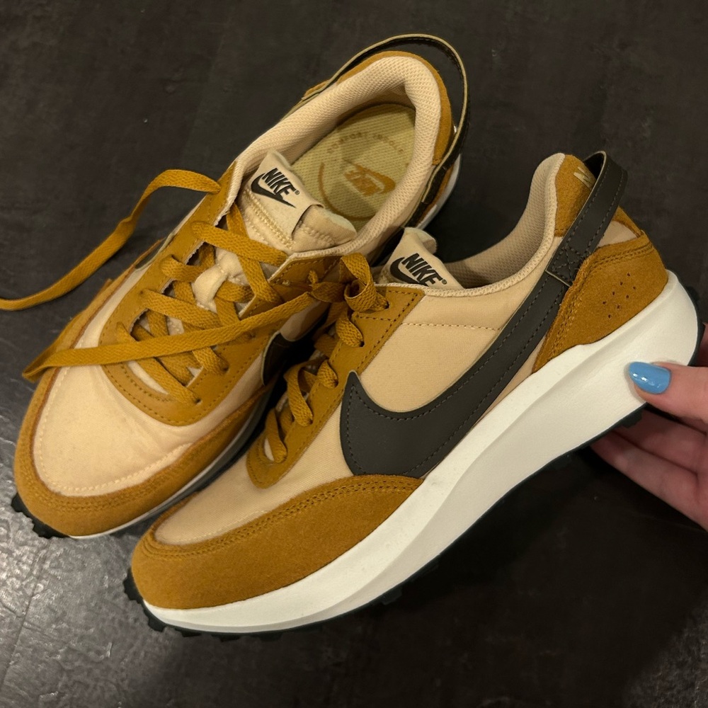 NEVER WORN NIKE WAFFLE DEBUT SNEAKER SIZE WOMENS 9